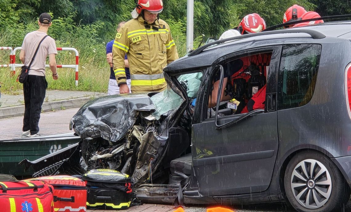 Czołowe zderzenie skody z cysterną. Lądował LPR