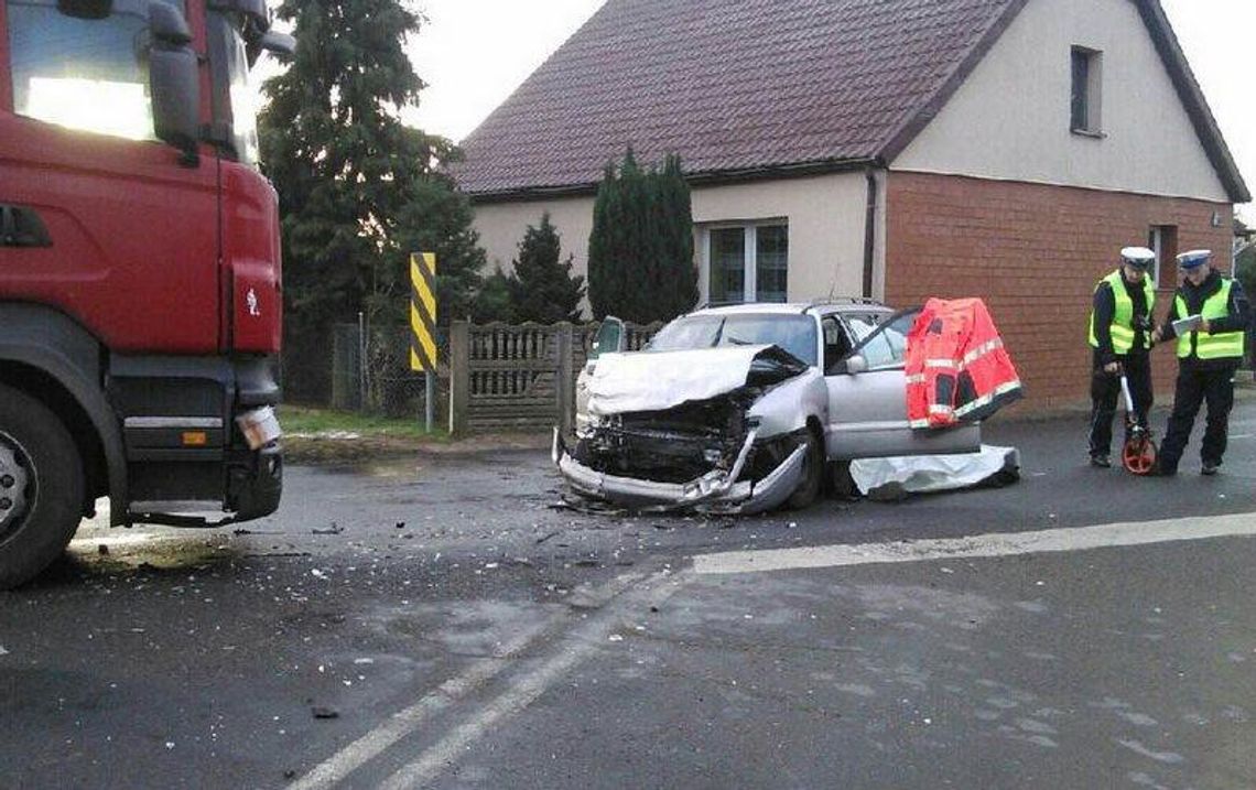 Czołowe zderzenie z TIR-em. Jedna osoba nie żyje ZDJĘCIA