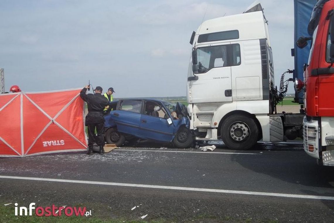 Czołowe zderzenie z TIR-em. Kierowca w stanie ciężkim ZDJĘCIA