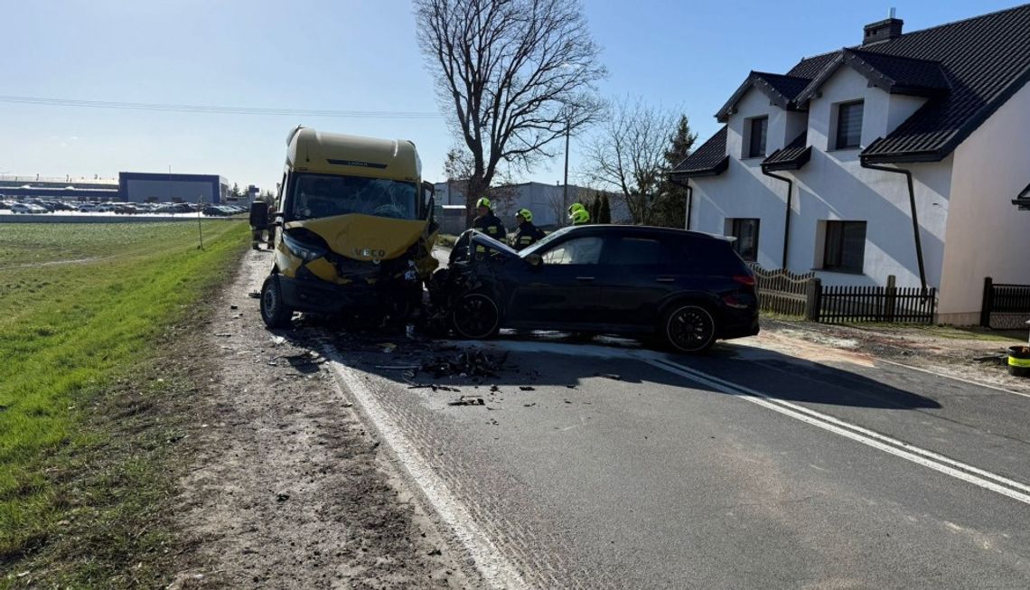 Czołówka na krajówce. Mercedes wbił się w autolawetę