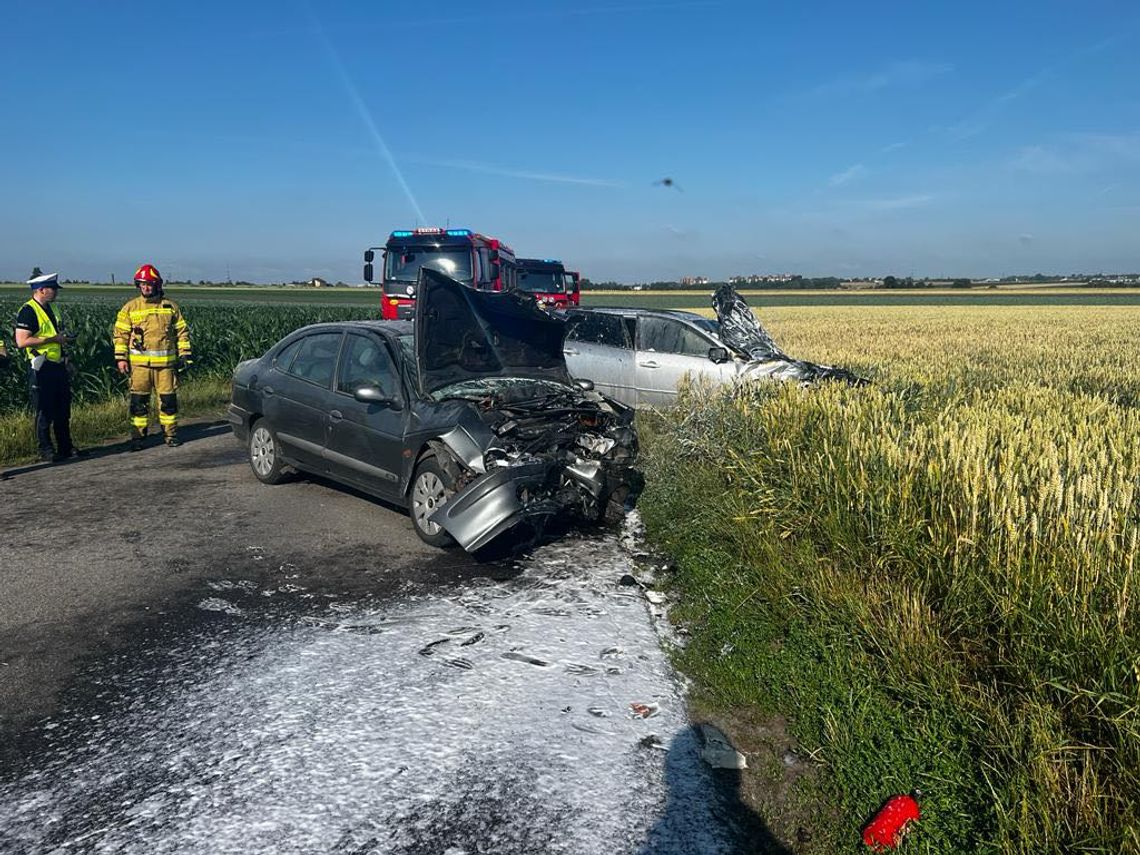 Czołówka na skrzyżowaniu, auto stanęło w ogniu. Jedna osoba ranna