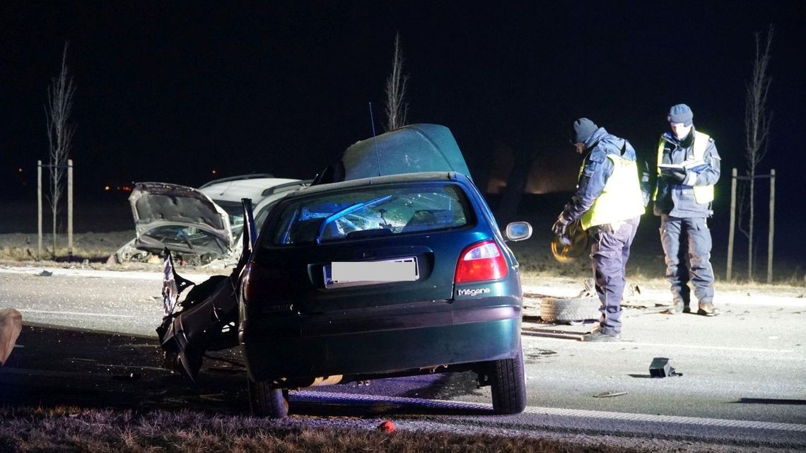 Czołówka i dwa samochody w rowie. Groźna kolizja w Brzeziu ZDJĘCIA