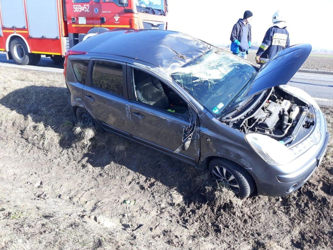 Dachował, bo inny samochód zajechał mu drogę. Policja poszukuje świadków zdarzenia ZDJĘCIA