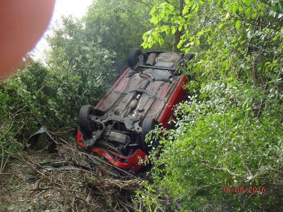 Dachował i wpadł do rowu ZDJĘCIA