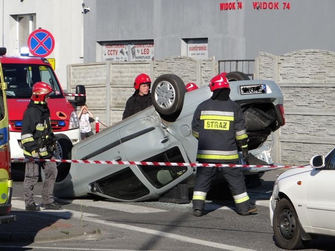 Dachował na al. Wojska Polskiego ZDJĘCIA