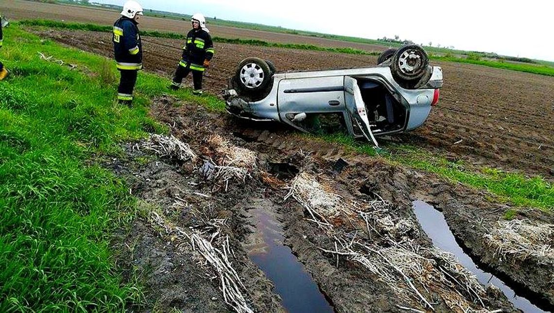 Dachował w polu ZDJĘCIA