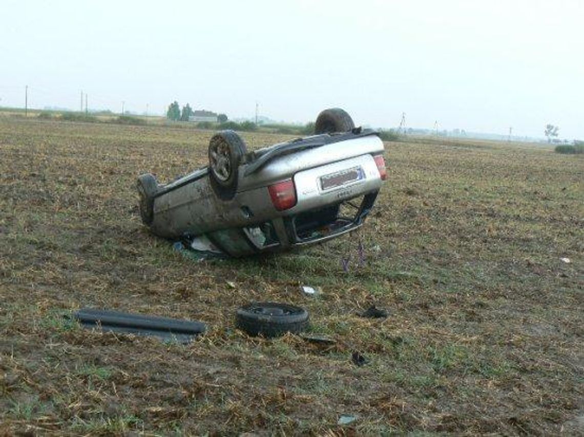 Dachował, wypadł z auta i poniósł śmierć na miejscu