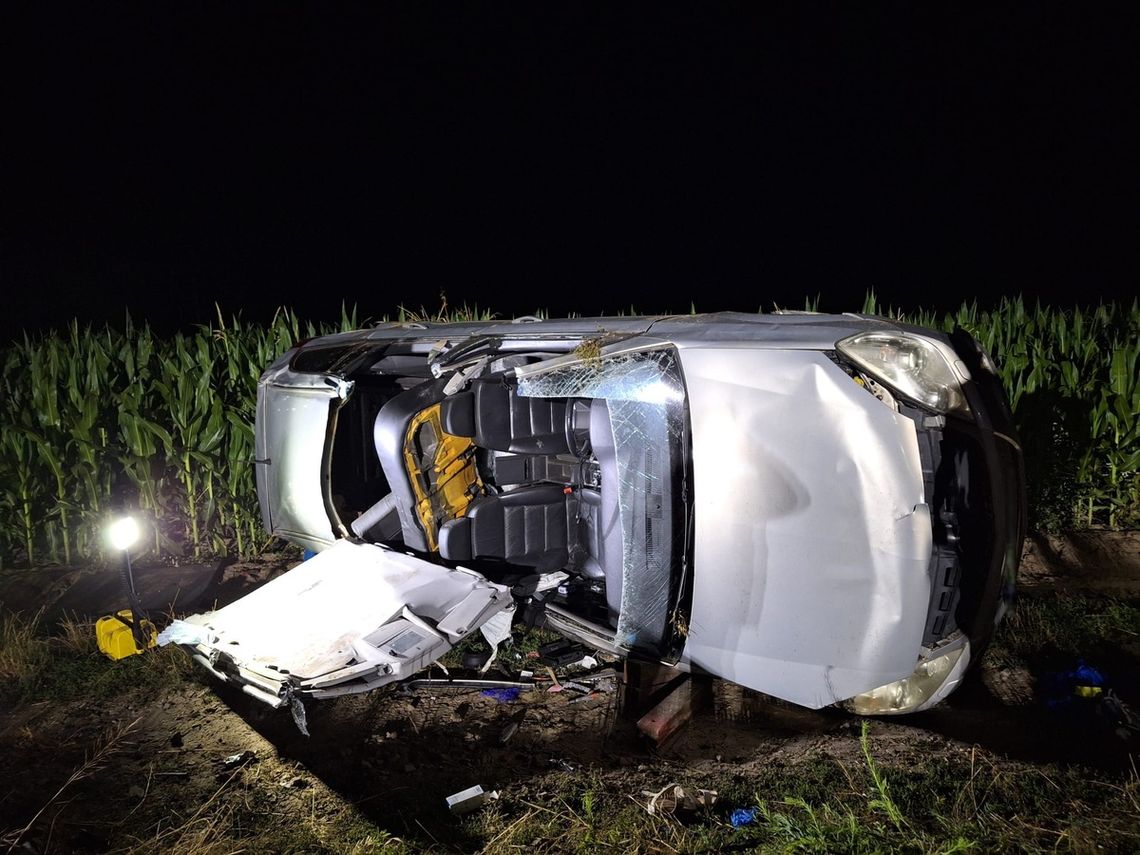 Dachował, zostawił kobietę w aucie i uciekł w pole kukurydzy
