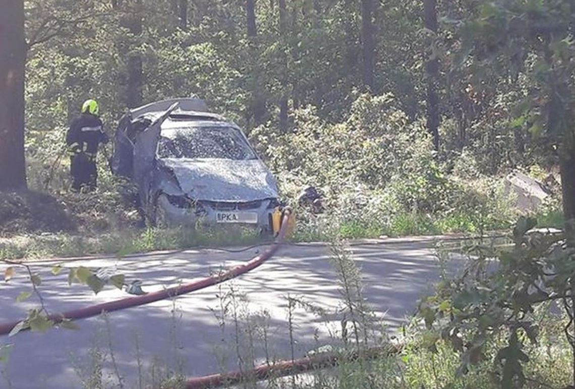 Dachowanie BMW. Kierowca uciekł, w aucie został pasażer ZDJĘCIA