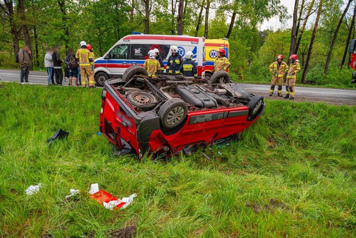 Dachowanie busa. W środku sześć osób i pijany obcokrajowiec