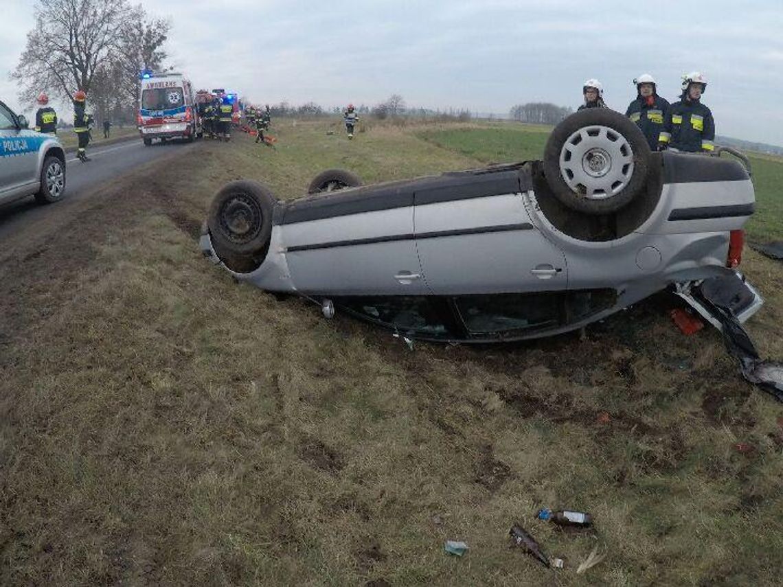 Dachowanie volkswagena, poszkodowane dwie kobiety ZDJĘCIA