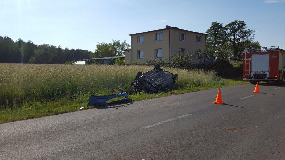 Dachowanie w Chełmcach. 3 osoby ranne ZDJĘCIA