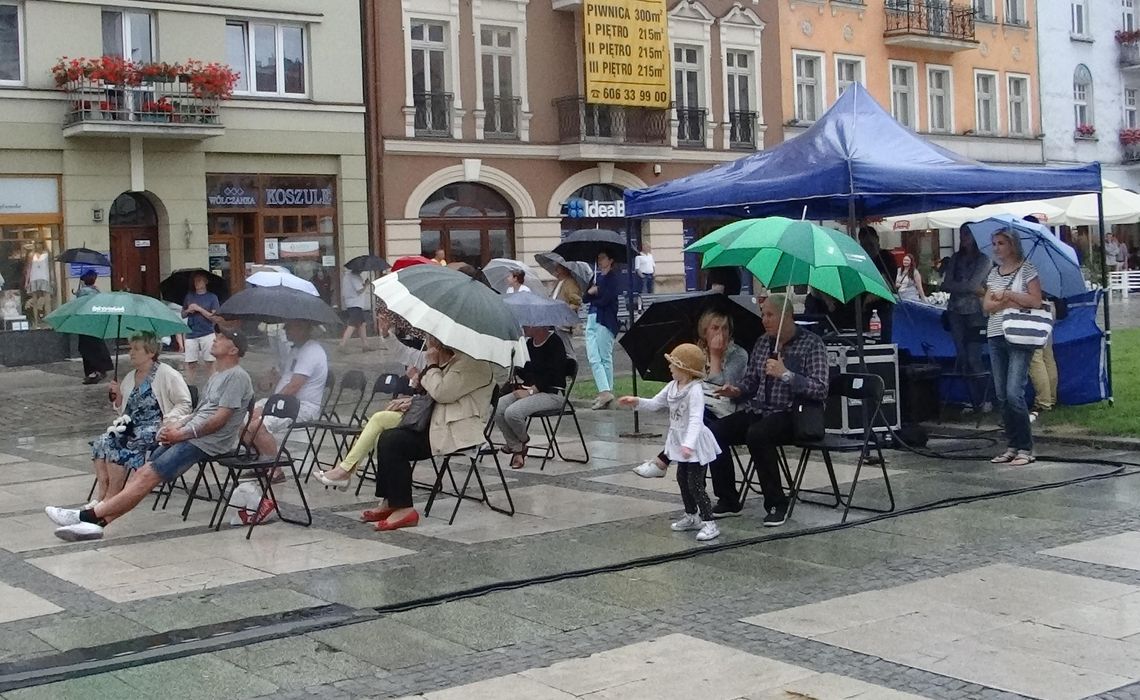 Deszczowy początek Muzycznego Rynku ZDJĘCIA