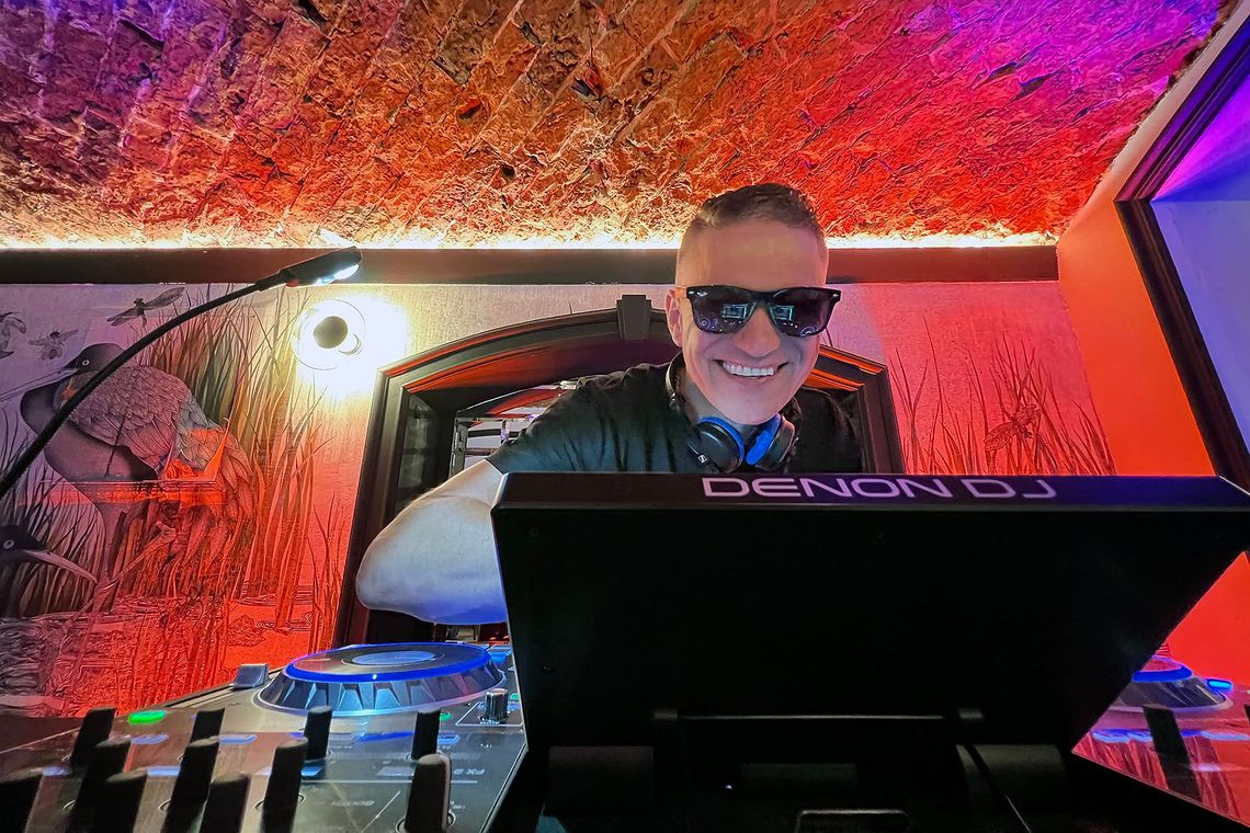 DJ na wesele i eventy. Postaw na doświadczenie i dobrą energię DJ na wesele i eventy. Postaw na doświadczenie i dobrą energię