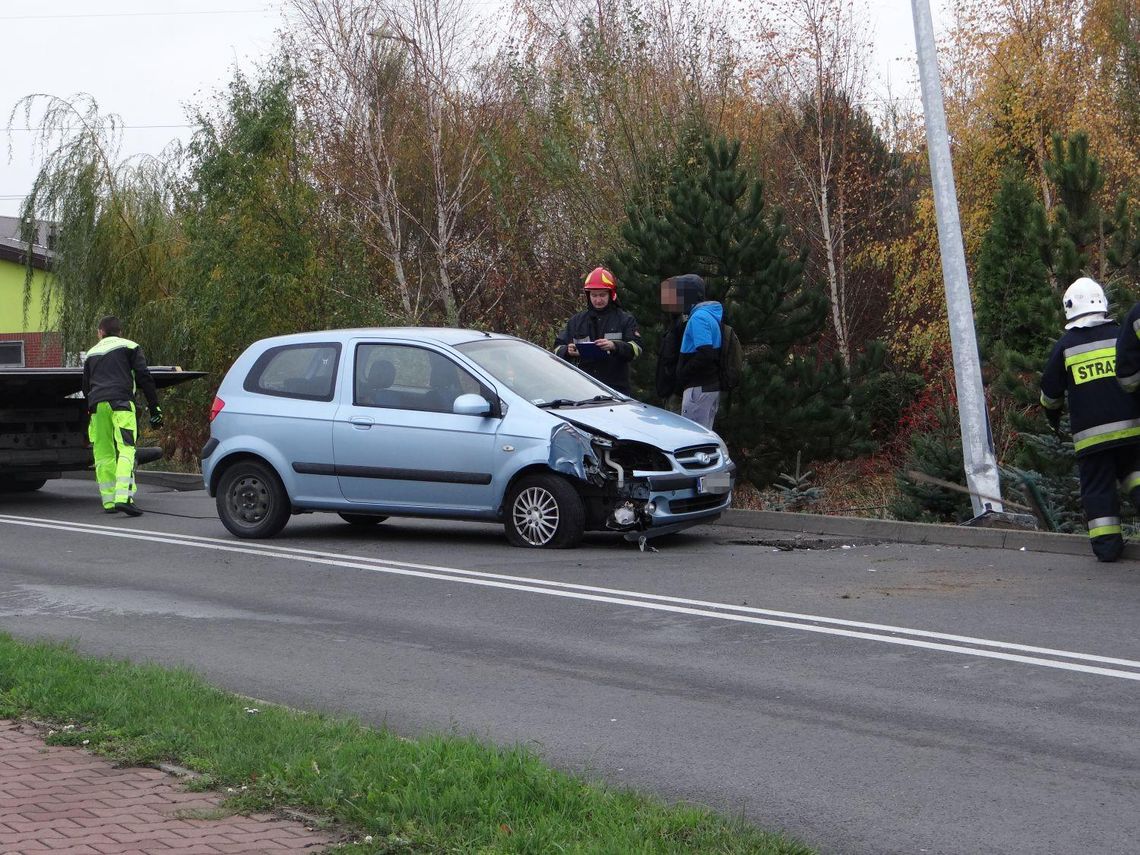 Dobrzec: 18-letni kierowca uderzył w latarnię ZDJĘCIA