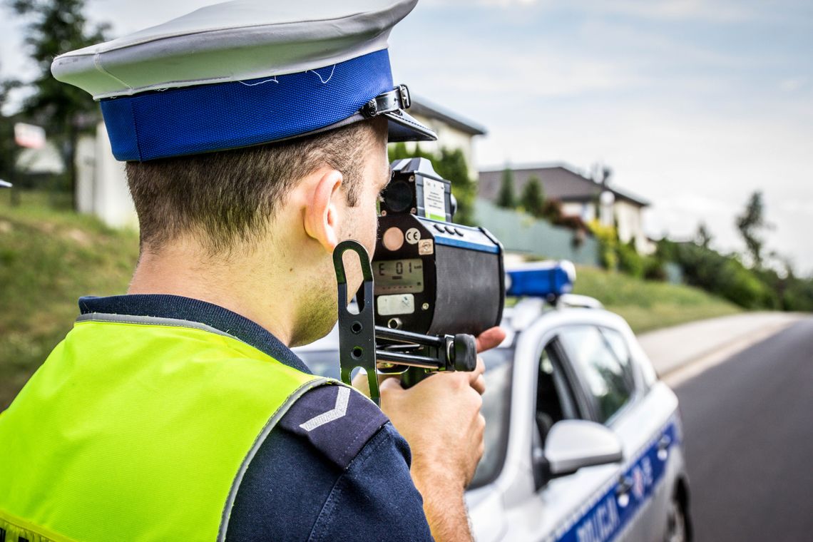 Dojrzała kobieta pędziła przez wieś ponad setką. Rajd przerwała policja