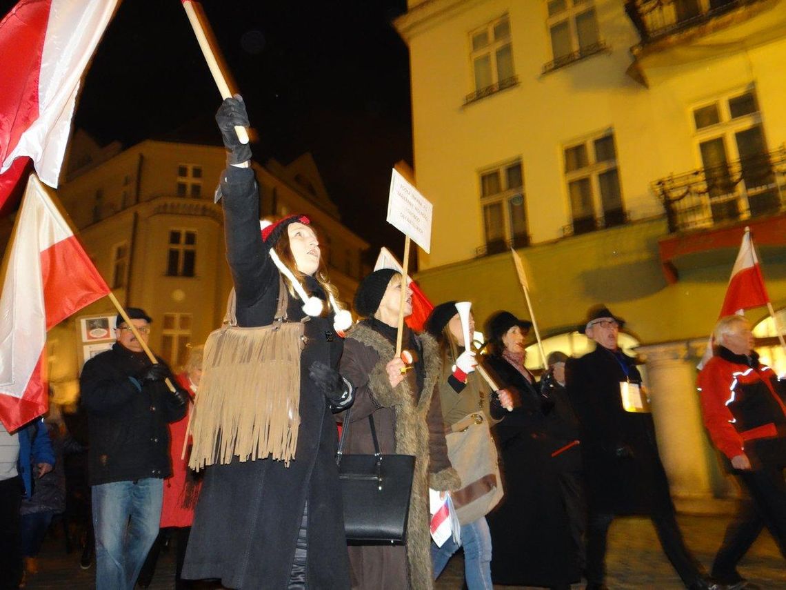 „Dość łamania prawa. Wolne media”. Manifestacja KOD pod biurem PiS