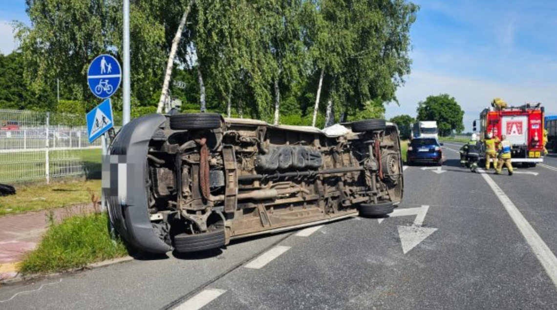 Dostawczak przewrócił się na bok. Kobieta trafiła do szpitala