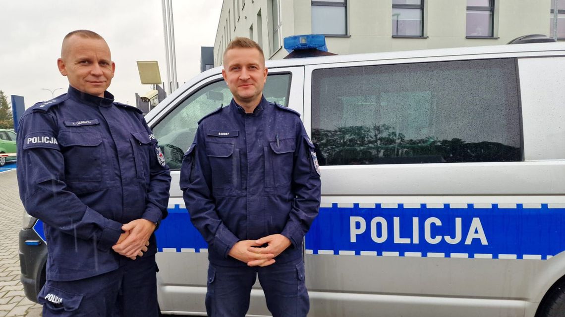 Dramatyczna akcja przy ul. Częstochowskiej. Policjanci uratowali seniorów z płonącego mieszkania