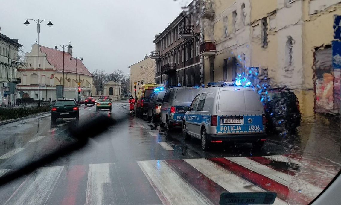 Dramatyczne sceny na pl. Kilińskiego w Kaliszu. Mężczyzna zaatakowany siekierą na ulicy