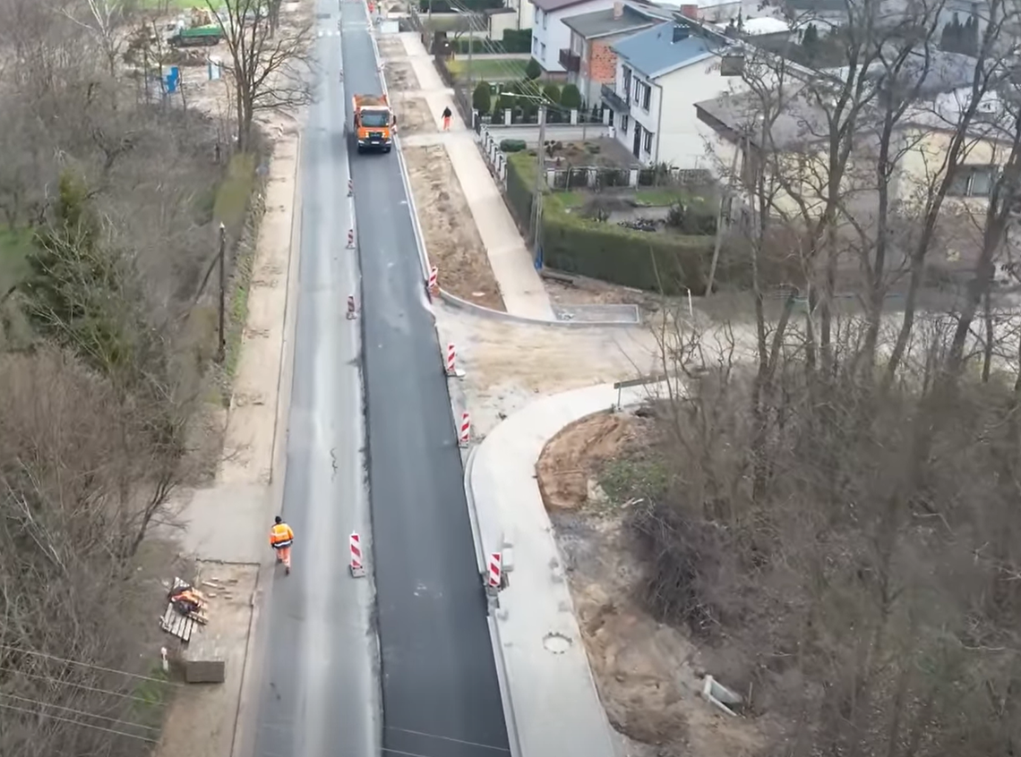 Droga w fatalnym stanie. Trwa jej rozbudowa