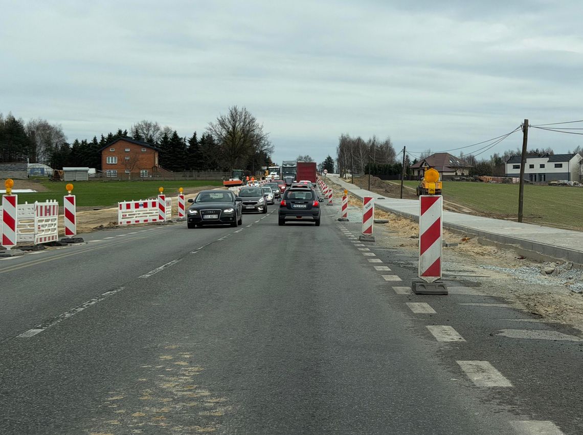 Droga zwężona, prace trwają. Kiedy to się skończy?