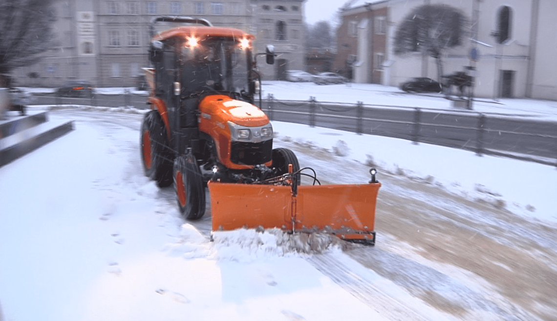 Drogowcy o akcji "Zima": ciężki sprzęt na drogach pracuje od północy WIDEO