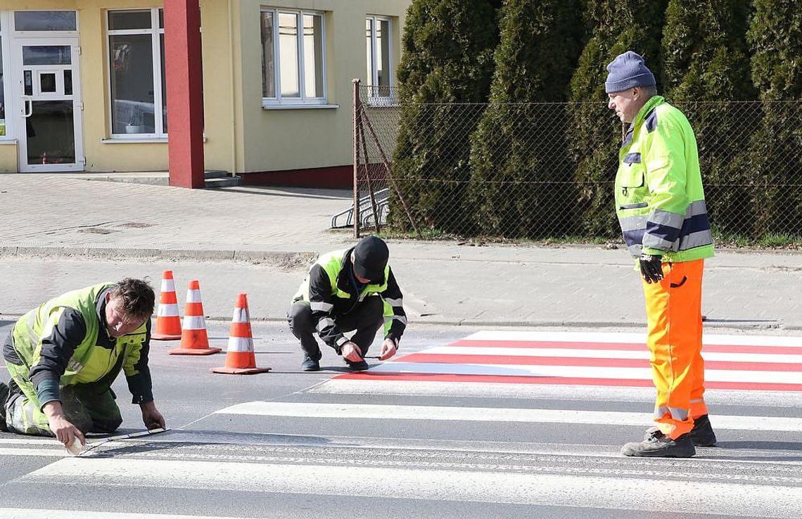 Drogowcy odświeżają przejścia dla pieszych na ul. Częstochowskiej ZDJĘCIA