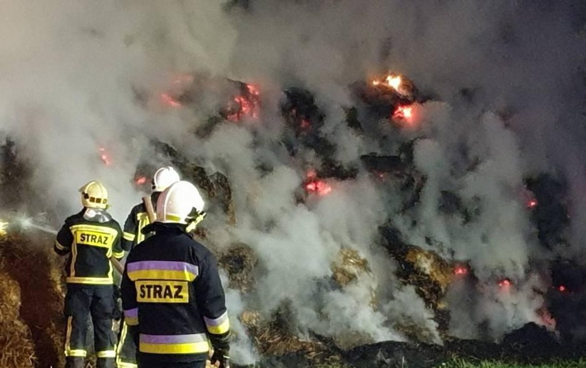 Drugi pożar stogu słomy w Trojanowie koło Kalisza. Strażacy: wszystko wskazuje na podpalenie