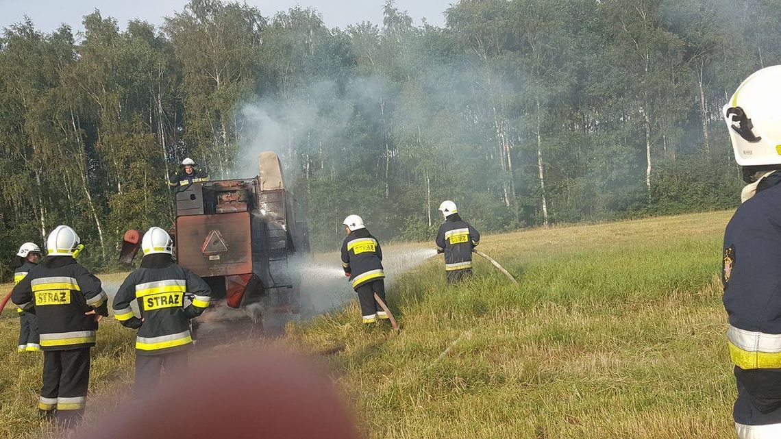 Duże straty po pożarze kombajnu. Maszyna spłonęła doszczętnie ZDJĘCIA