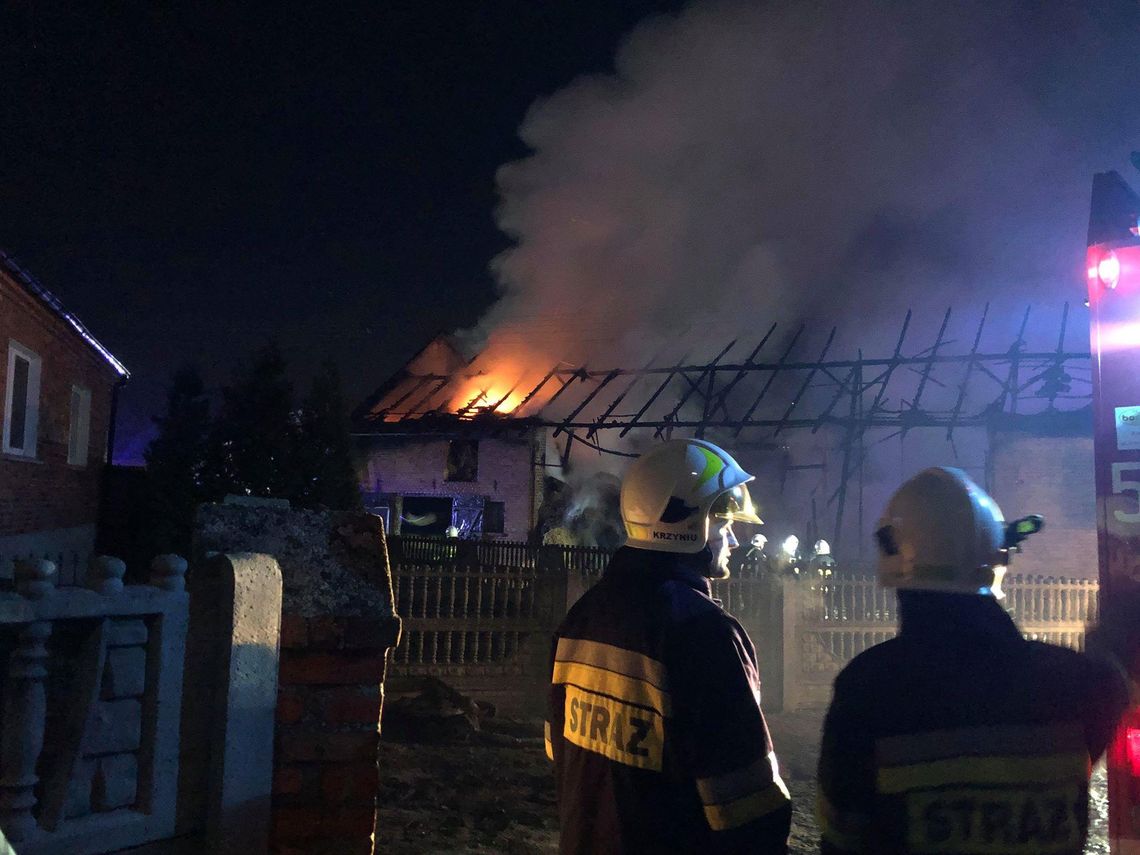 Duży pożar budynku gospodarczego. W akcji 11 zastępów straży ZDJĘCIA