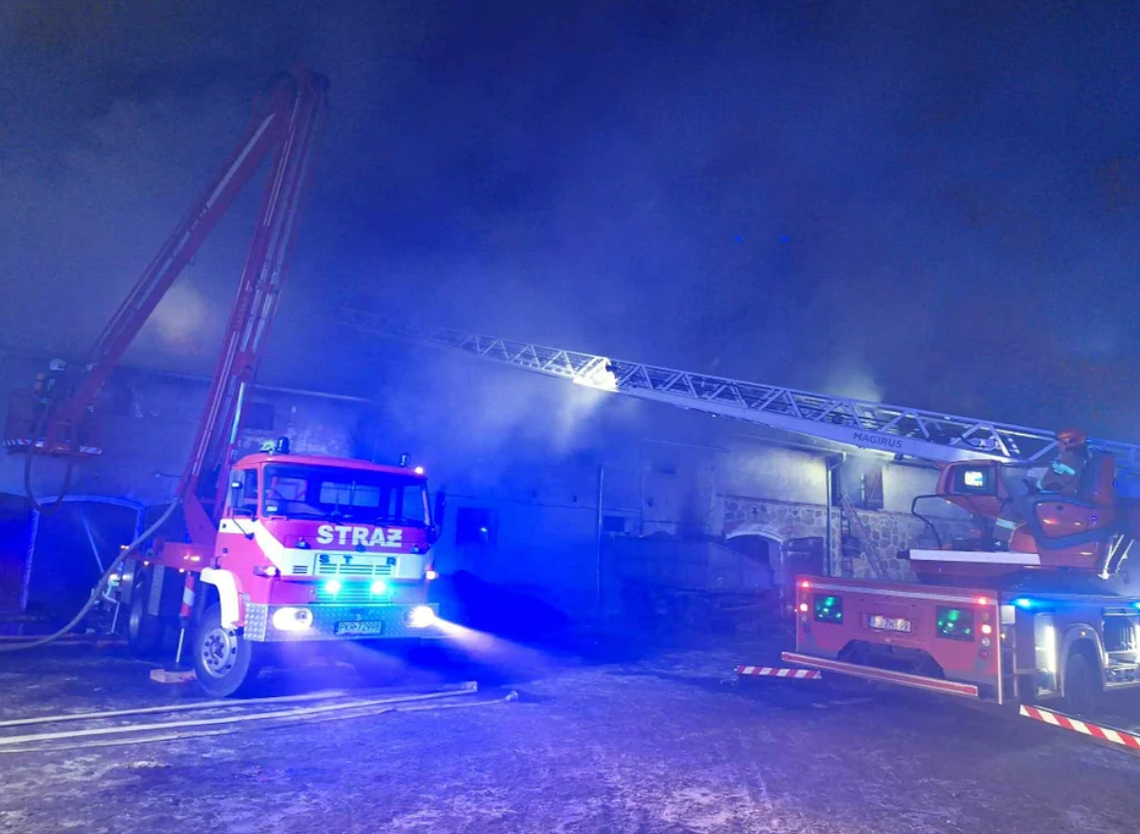 Duży pożar w gospodarstwie! Ewakuowano kilkadziesiąt zwierząt