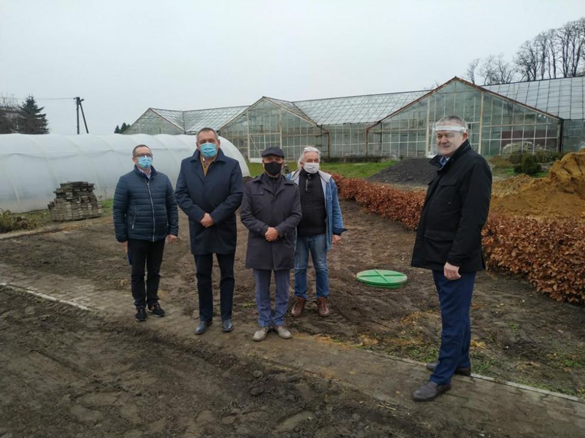 Dwie szkoły w powiecie kaliskim będą gromadzić deszczówkę, którą wykorzystają do podlewania