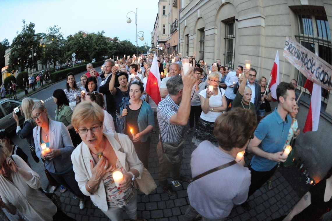 "Dziś zabito demokrację". Z dnia na dzień przybywa protestujących przed kaliskim sądem  ZDJĘCIA