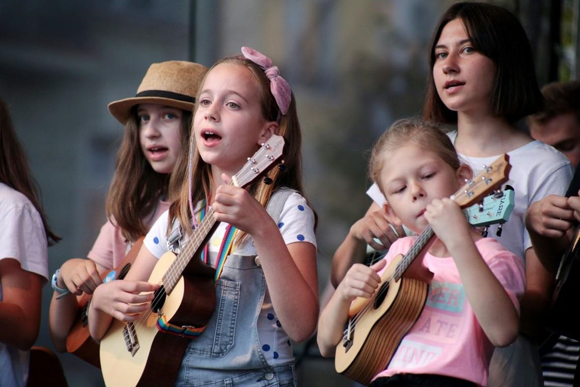 Dźwięki ukulele wybrzmiały na kaliskim rynku ZDJĘCIA