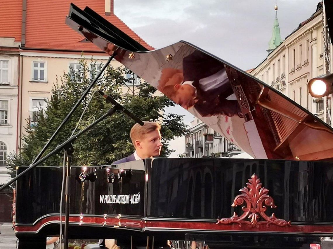 Dźwięki zabytkowego fortepianu Fibigera na kaliskim Głównym Rynku WIDEO I ZDJĘCIA