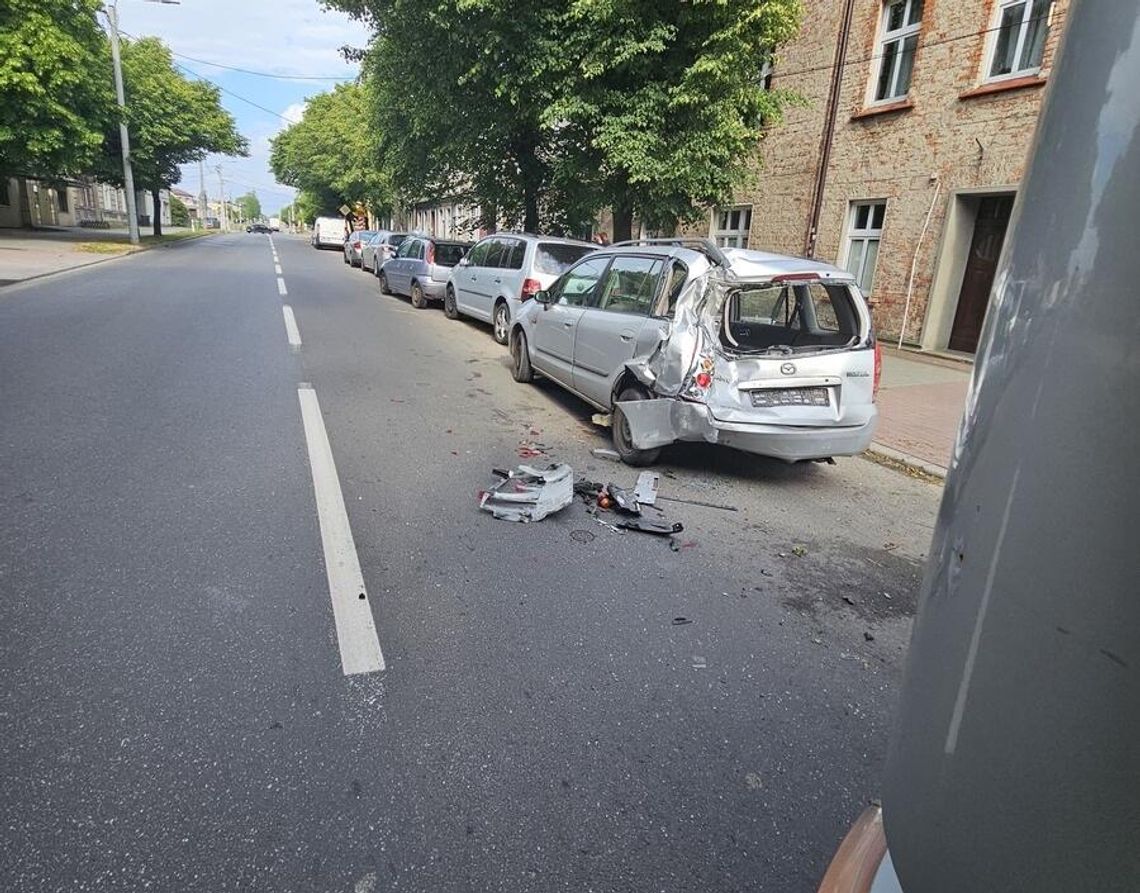 „Efekt domina”. Ciężarówka nie zmieściła się w drodze