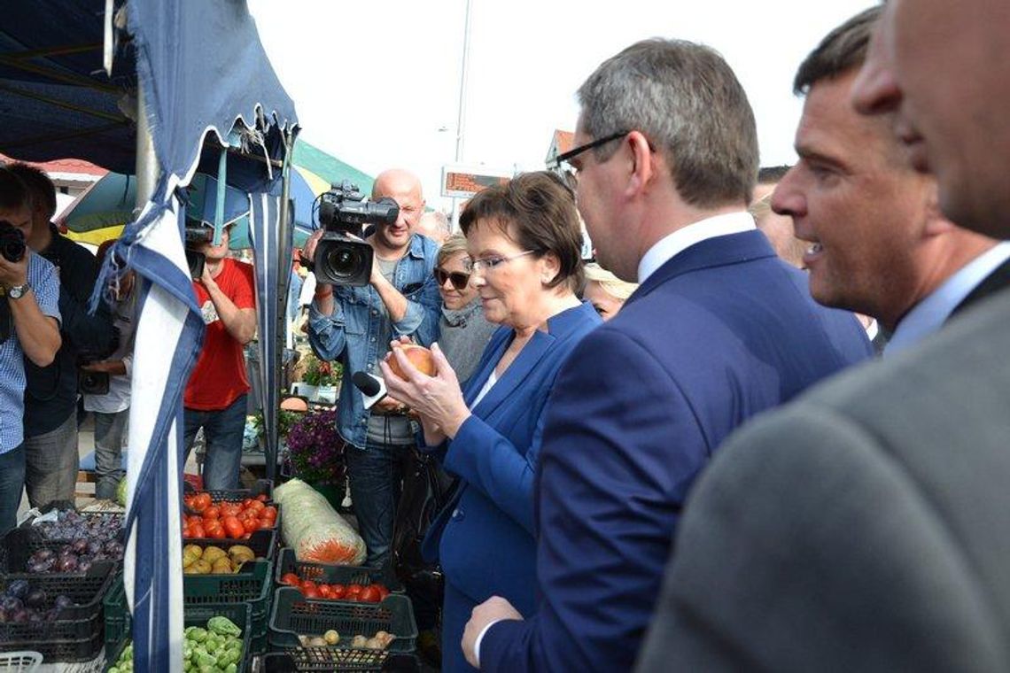 Ewa Kopacz kupiła jabłka na ostrowskim targowisku