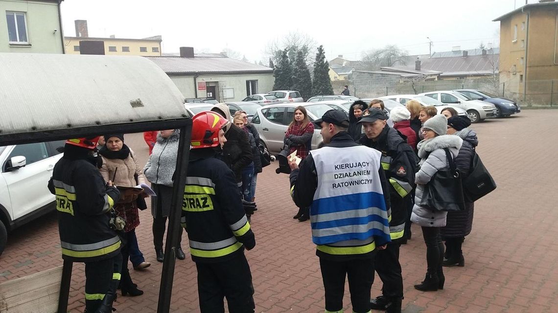 Ewakuacja Urzędu Gminy w Koźminku. Ulatniał się tlenek węgla, dwie osoby w szpitalu ZDJĘCIA