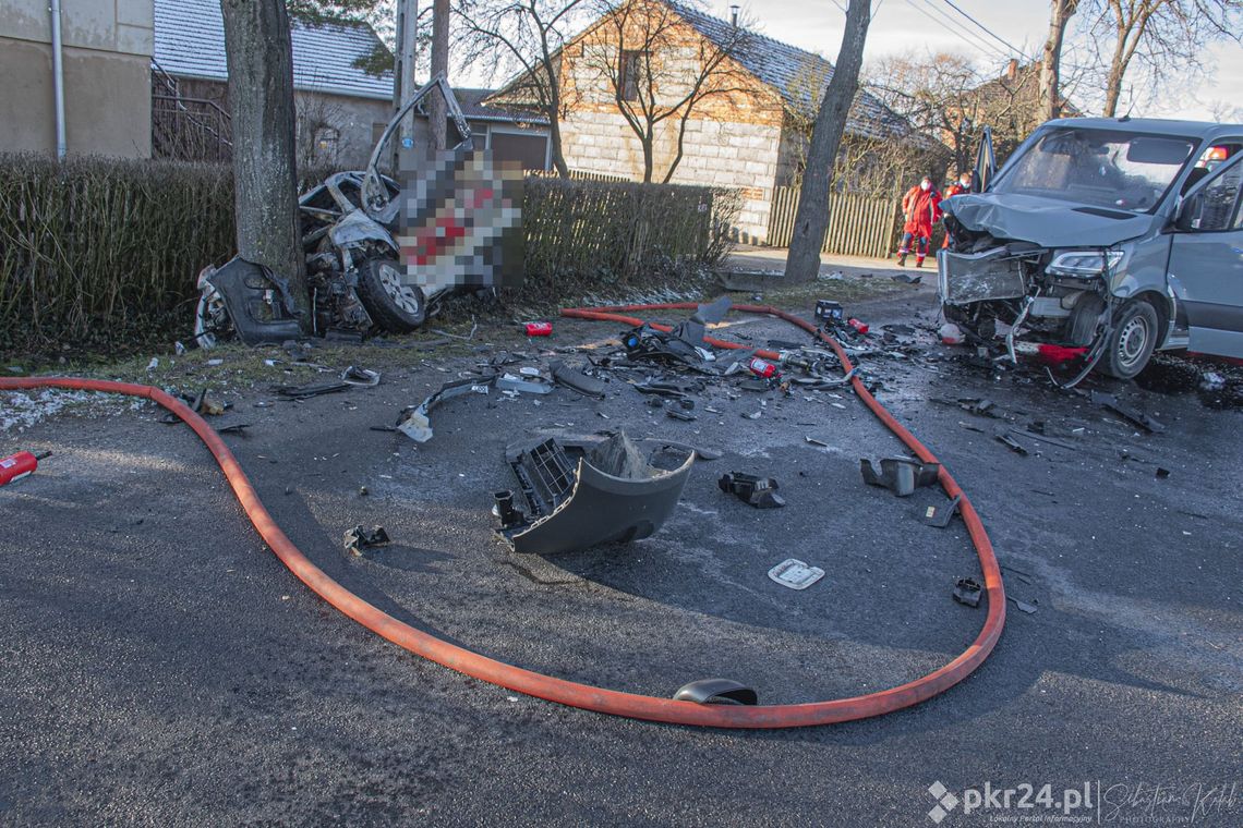 Fiat panda zderzył się z busem, po czym zaczął się palić. Zginął kierowca