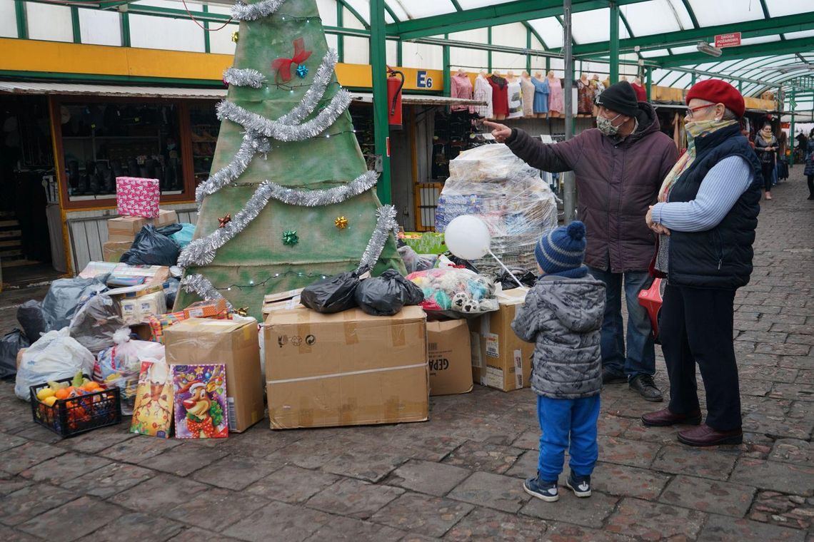 Finał akcji na kaliskim targowisku. Handlowcy przekazali prezenty dla podopiecznych Caritas ZDJĘCIA