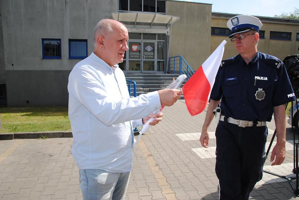 Flaga zamiast mandatu. Ostrowscy policjanci przymykają dziś oko na niektóre wykroczenia ZDJĘCIA