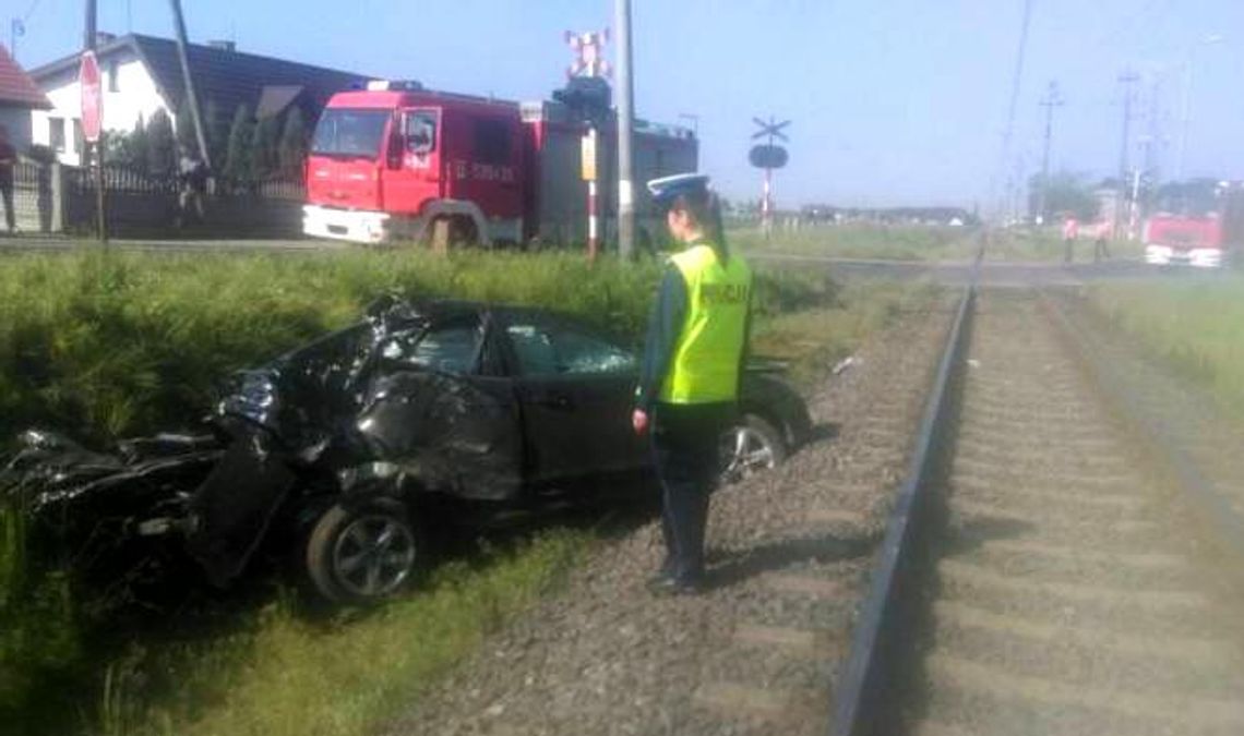 Ford wjechał pod pociąg. Kierowca w ciężkim stanie