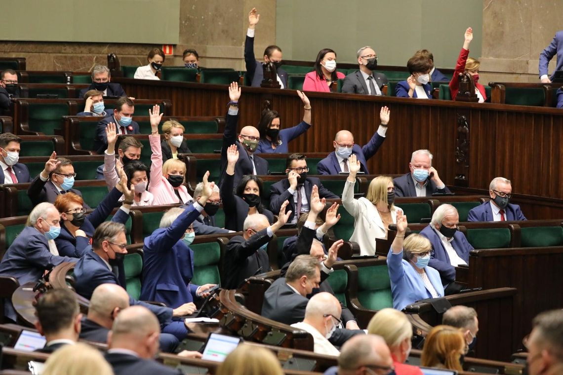 Fundusz Odbudowy przyjęty. Jak głosowali posłowie z naszego okręgu?