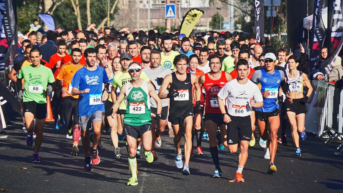 Gadżety na imprezę sportową - dlaczego koszulki z nadrukiem to dobry pomysł?