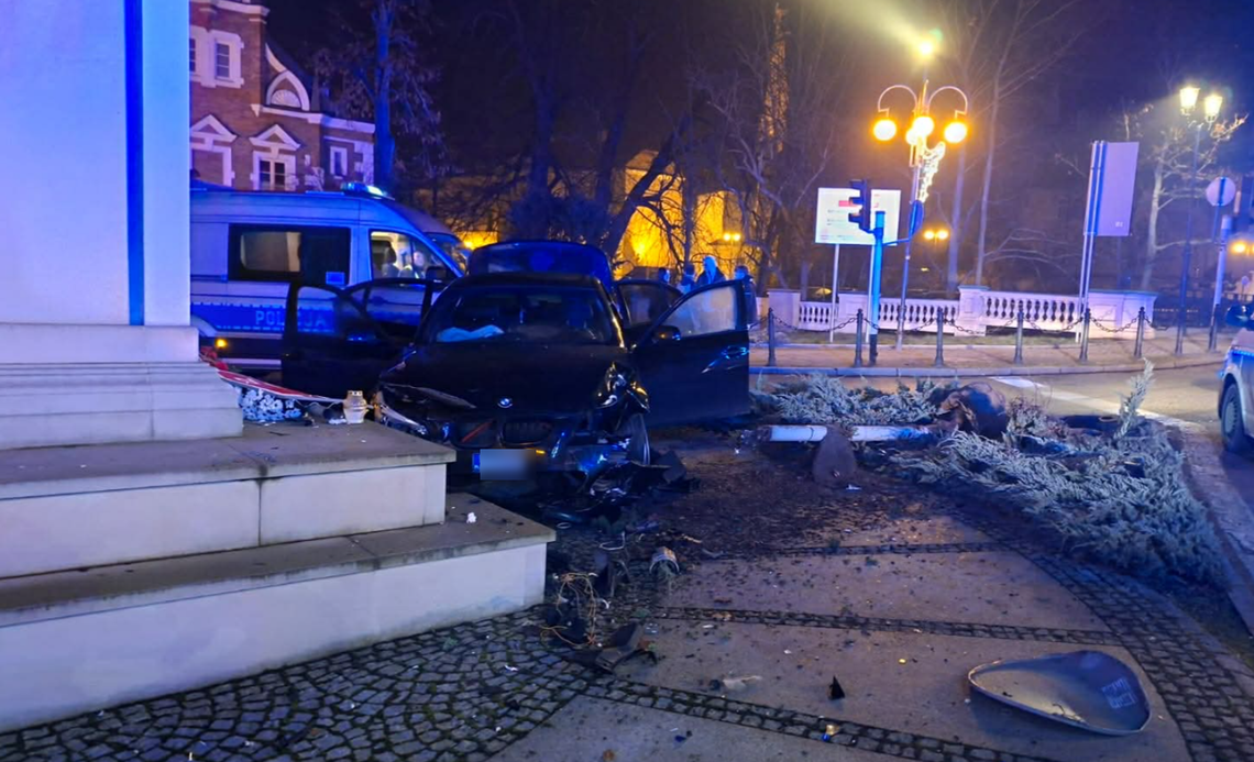 Gaz do dechy i szybki finał. BMW wjechało w pomnik Piłsudskiego ZDJĘCIA Gaz do dechy i szybki finał. BMW wjechało w pomnik Piłsudskiego ZDJĘCIA