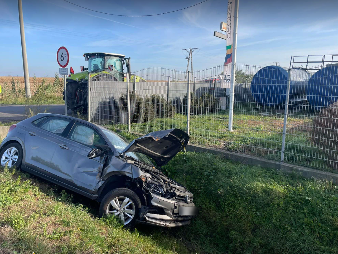 Gdy ciągnik skręcał, kobieta zaczęła wyprzedzać. Stłuczka na DK25