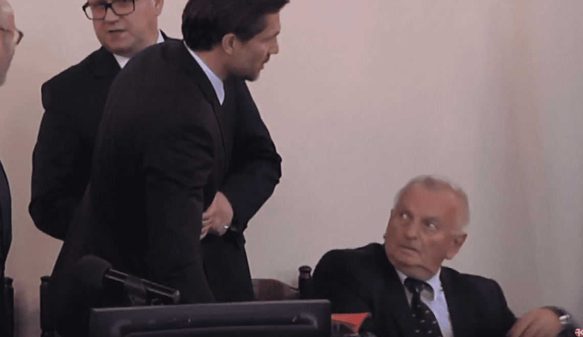 Gdy szukasz czegoś w szafce, a prezydent się zbliża WIDEO