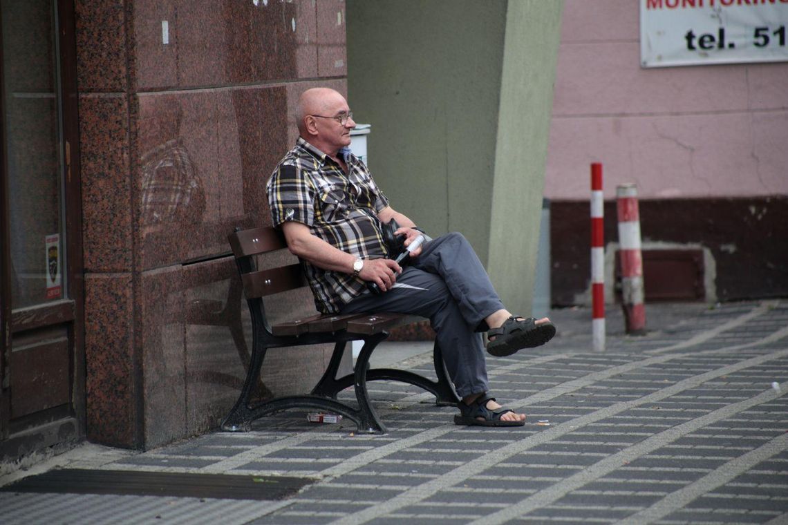 „Gościu… a odpocznij sobie…”. Na ulicy Śródmiejskiej pojawiły się ławki ZDJĘCIA