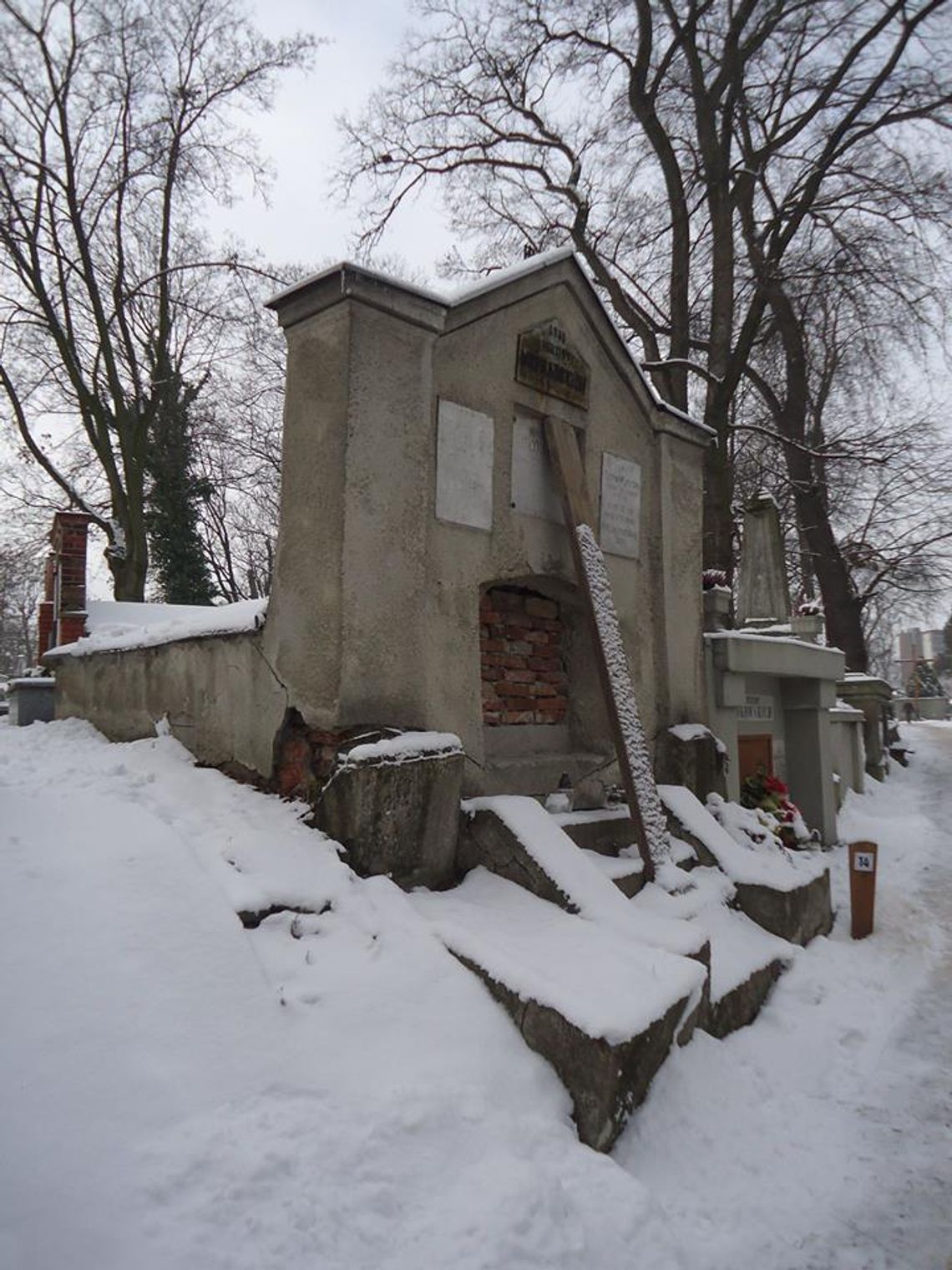 Grobowiec zasłużonego niedługo runie